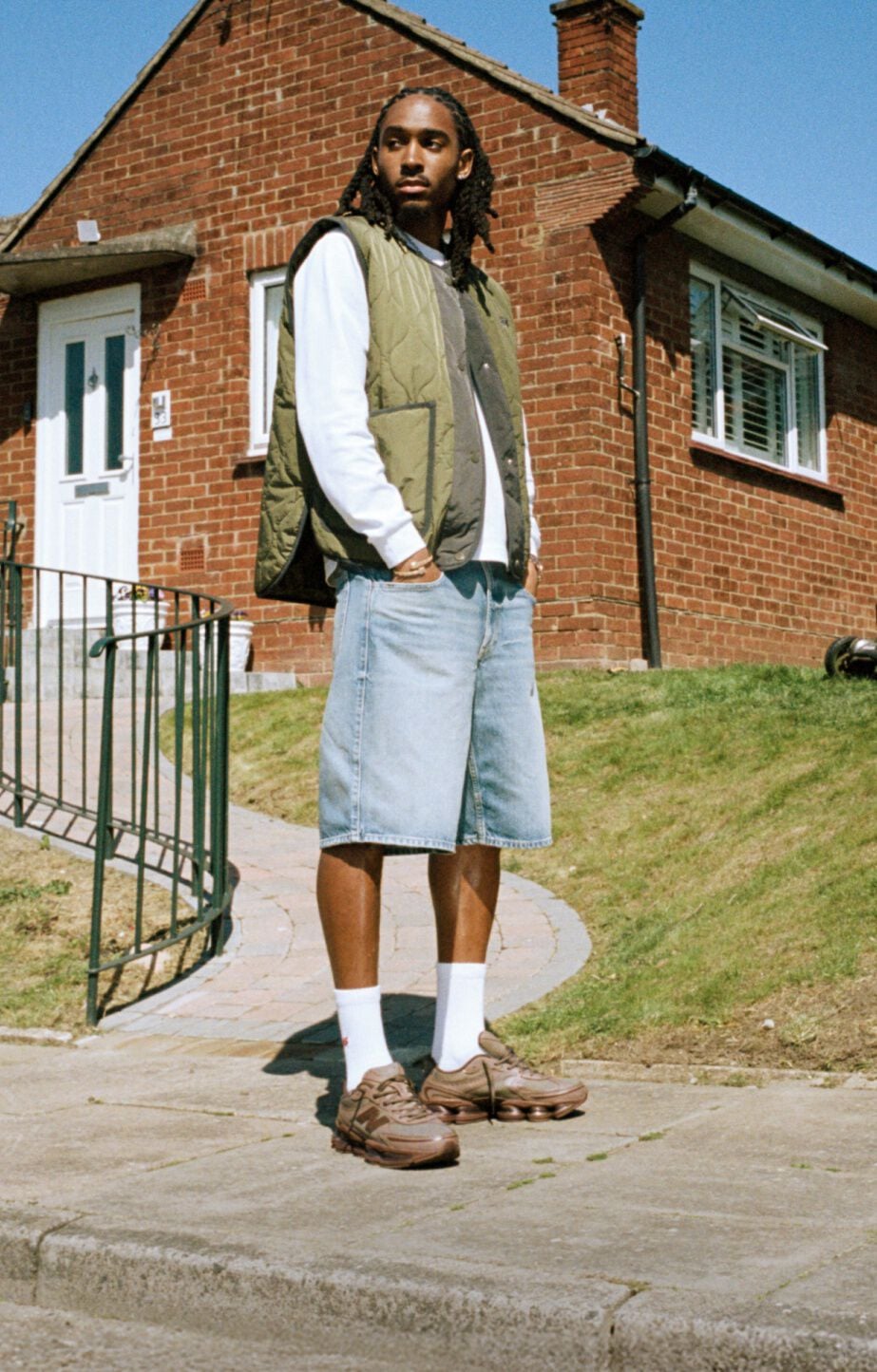 Gabriely wearing the new black 204L sneakers 