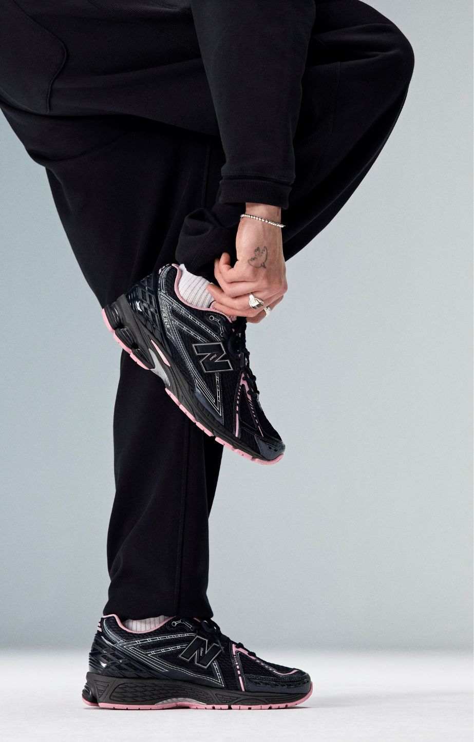 Man wearing a pair of new balance 1906 sneakers